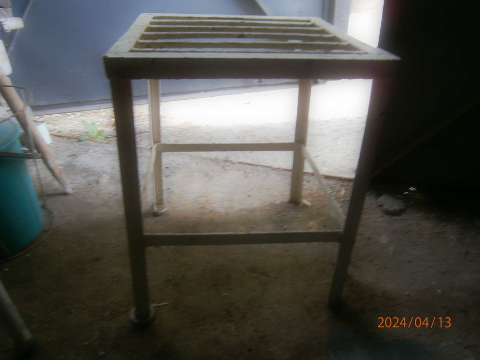 кровать односпальная.