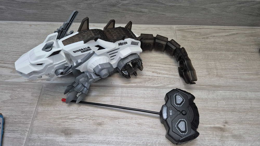 Радіокерована іграшка дінозавр, пускає пар із рта.