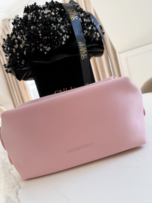 Jasno różowa kosmetyczka pink pudrowy róż Burberry