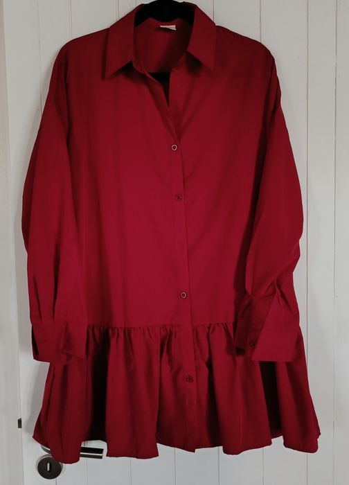 Vestido da Maitê  em vermelho em formato camisa 
Veste de um M ao XL