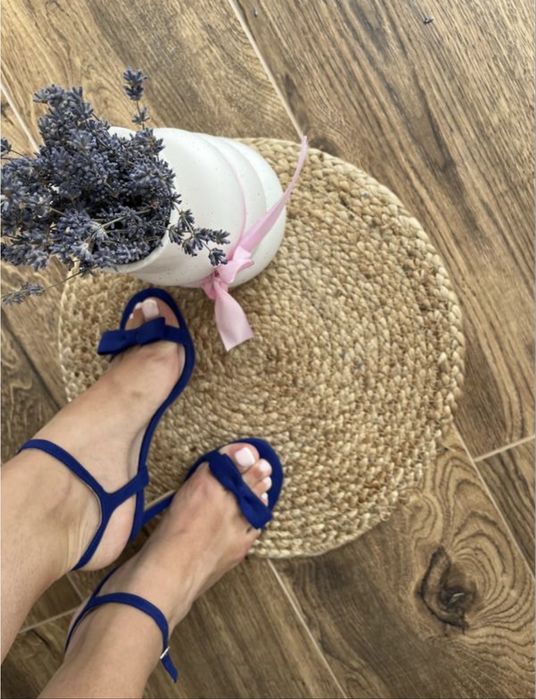 Босоніжки з бантиком на підборах