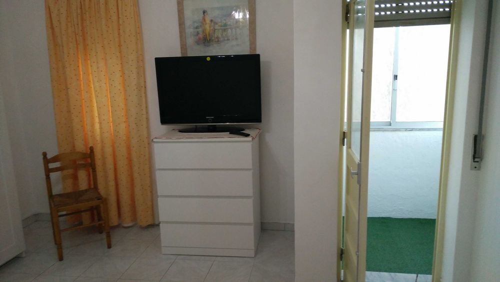 Amora, Quarto em casa Tranquila