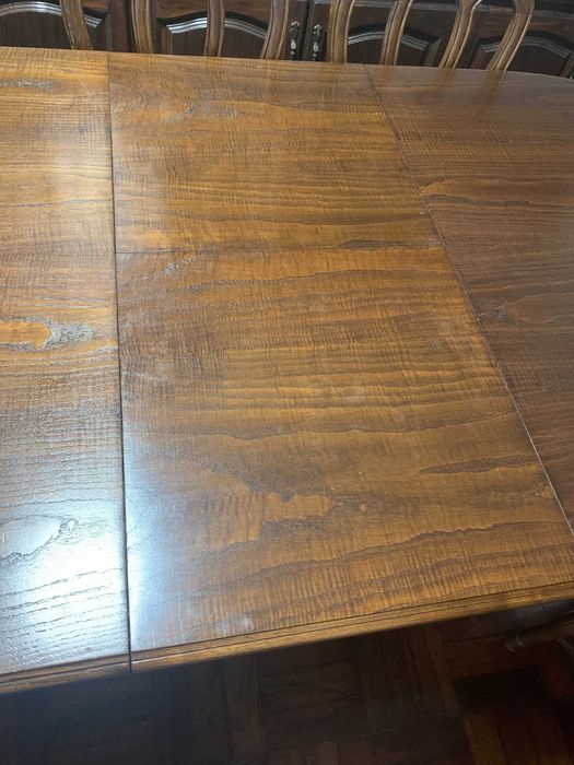 Mesa oval extensível de madeira com 6 cadeiras acolchoadas