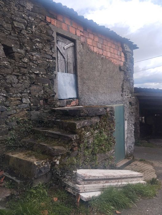 Casa de arrumos em pedra