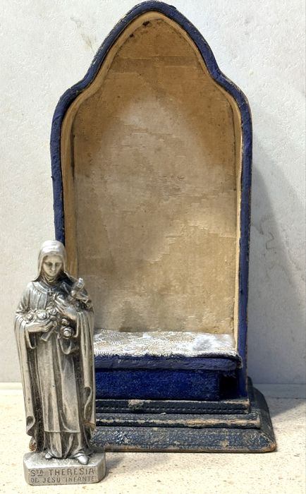 Pequeno antigo altar com figura da Santa Teresinha do Menino Jesus