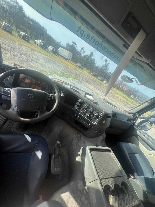 Camião Volvo FM6x2R  Tribasculane Com Grua