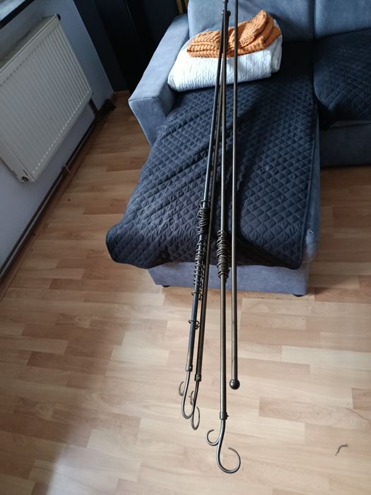 Karnisz podwójny z żabkami.