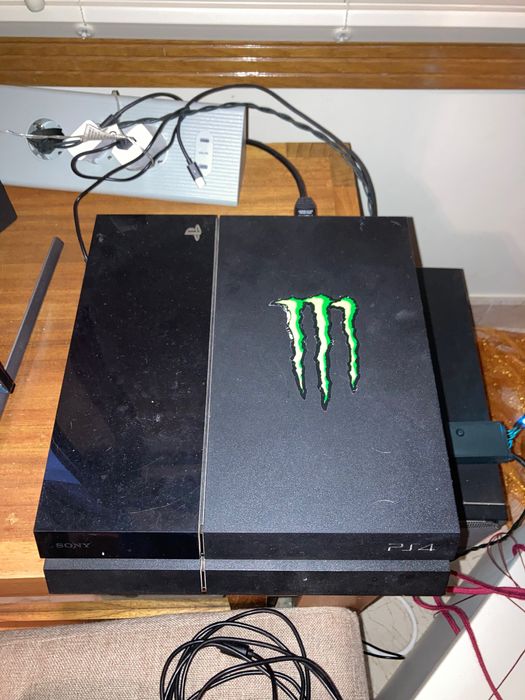 Consola Playstation 4 com 3 comandos