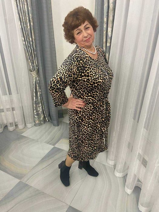 Велюровый женский халат стильных цветов