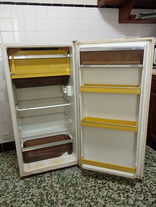 Frigorífico Antigo AEG Santo (A funcionar / Para desimpedir)