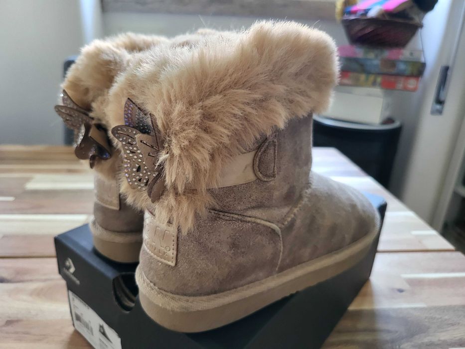Botas beges com pêlo