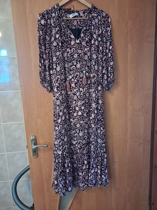 Плаття на з квітковим принтом, легке і стильне