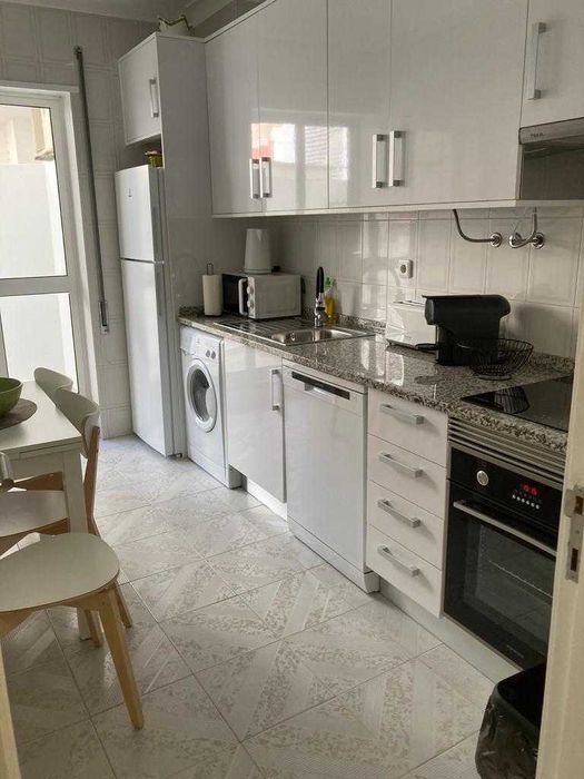 Junto à 1ª linha da praia T2. Terraço privado. A 2 passos da praia