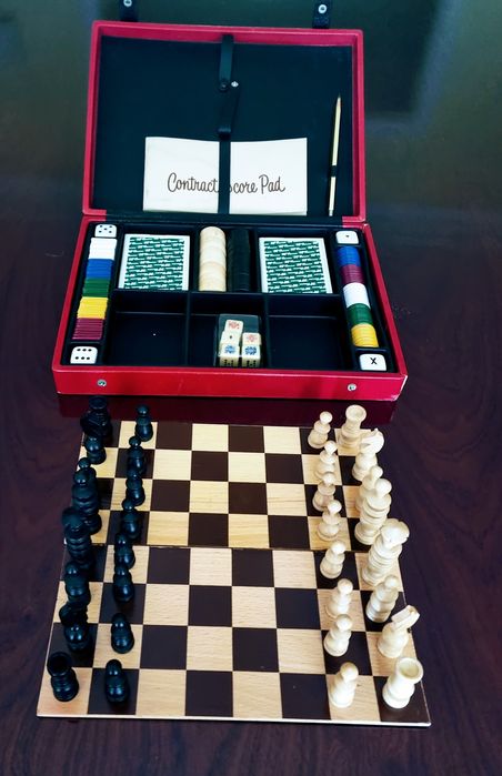 Caixa em pele, anos 70, com vários jogos