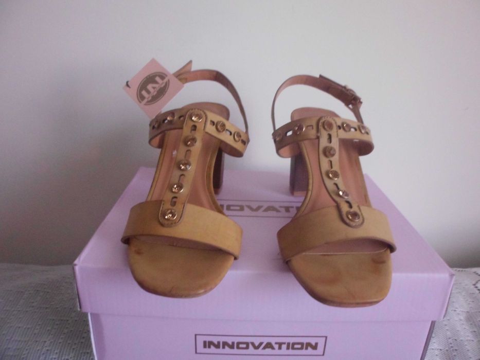 sandálias novas cor amarelo torrado