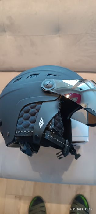 Kask narciarski z przesłoną