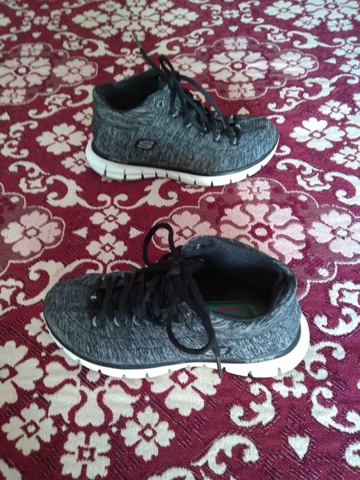 Skechers para senhora cor cinzenta