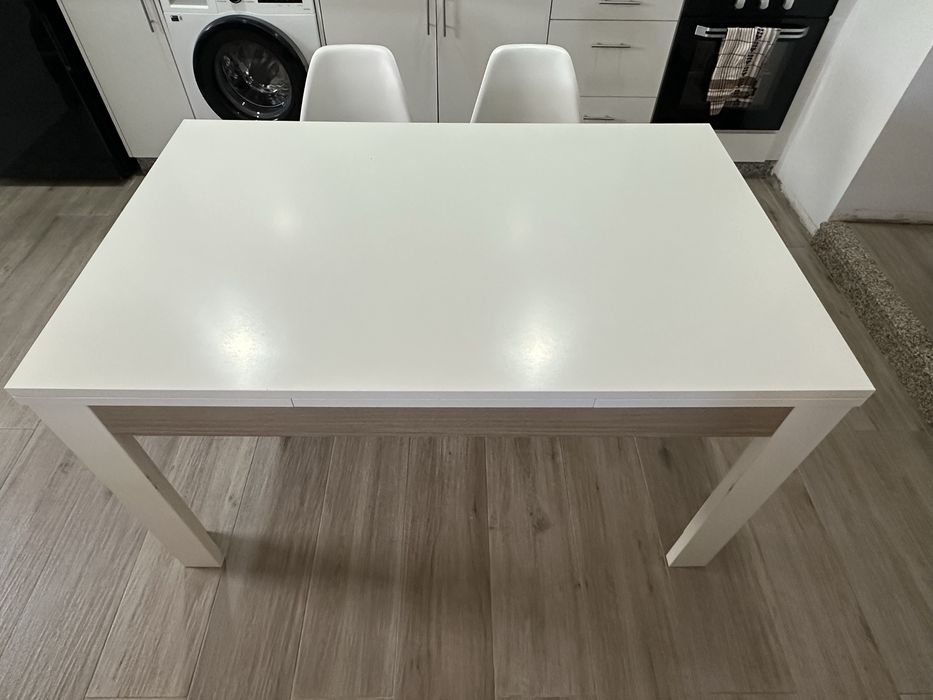 Mesa de jantar extensivel usada com 4 cadeiras