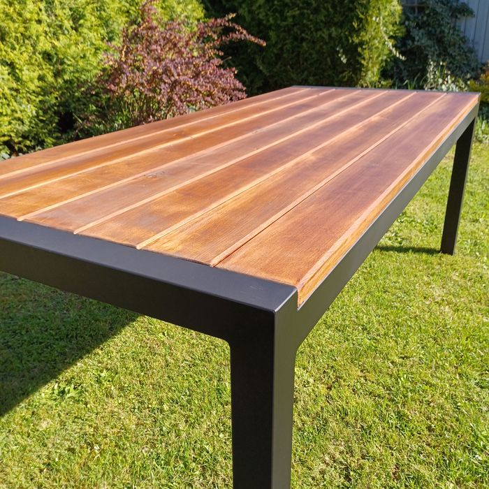 Solidny stół ogrodowy.