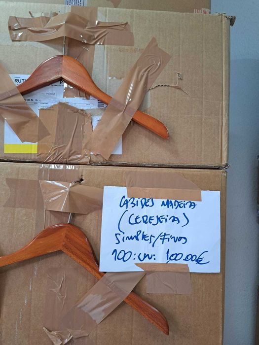 Cabides de madeira, metal e plástico