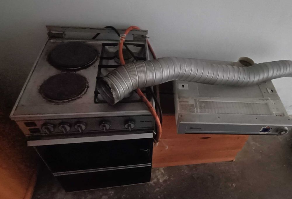 Fogão a gás, bico de gás e um exaustor com tubo flexível de alumínio