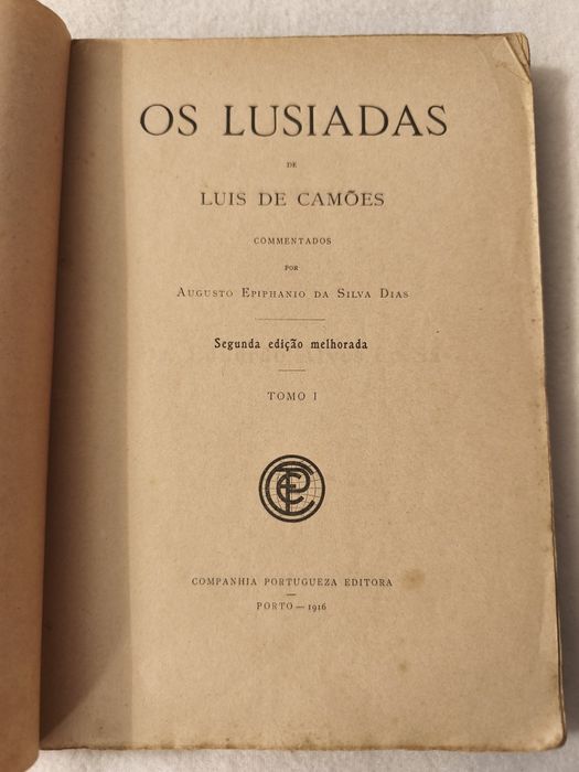 Edição antiga de "Os Lusíadas" de Luís de Camões, completa em 2 volumes (Tomos I e II).