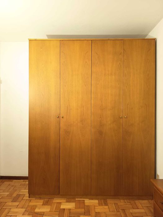 Roupeiro em madeira c/ 4 portas