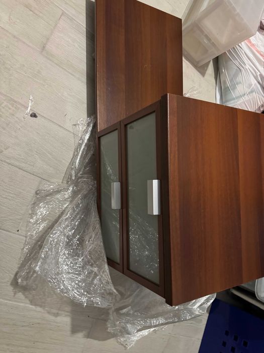 Mesa de cabeceira IKEA com duas gavetas, base. e rodas.