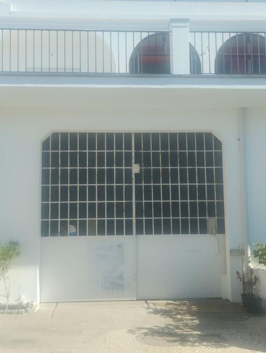 Armazém Alugo 125m2 FUNCHALINHO 4 m Pé Direito.