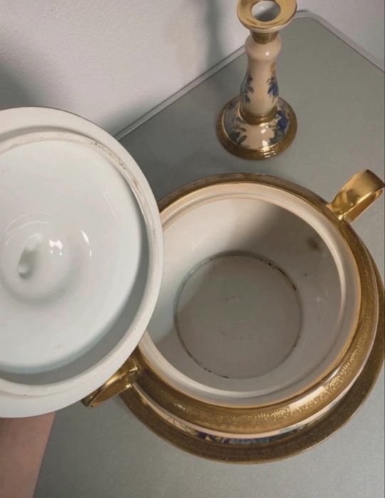 Conjunto de porcelana decorativa com detalhes dourados