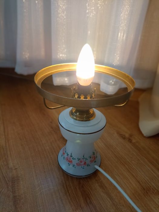 Lampa elektryczna typu naftowa