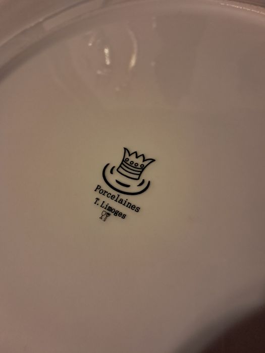 Prato de bolo com seis garfos e faca