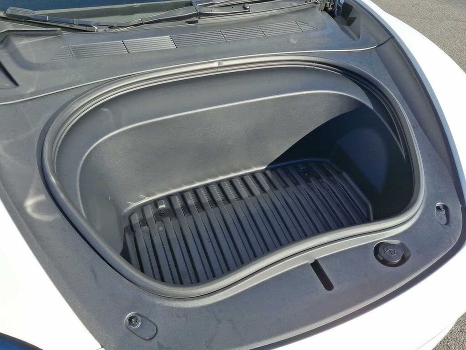 Tesla Model 3      2024