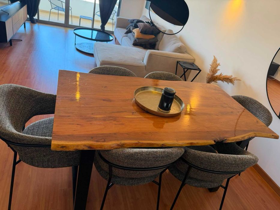 Conjunto mesa e cadeiras