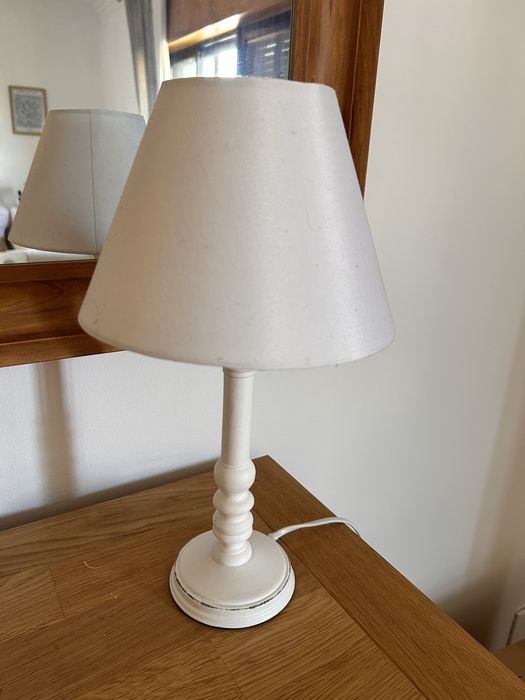 Candeeiro de mesa branco em madeira com pátina