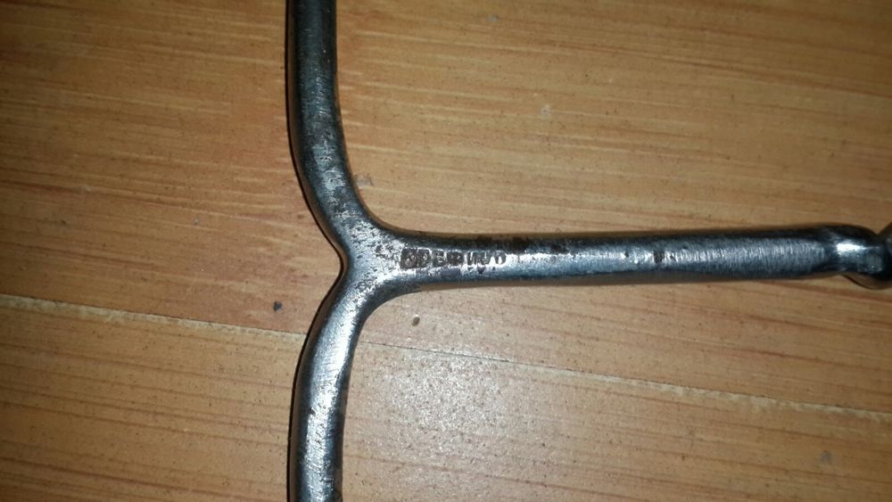 Штопор, відкривачка, консервний ключ