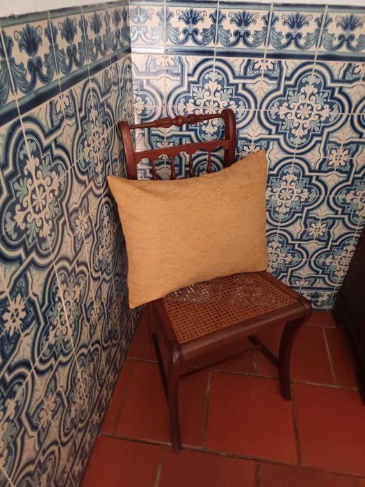Móvel e mesa de sala em madeira