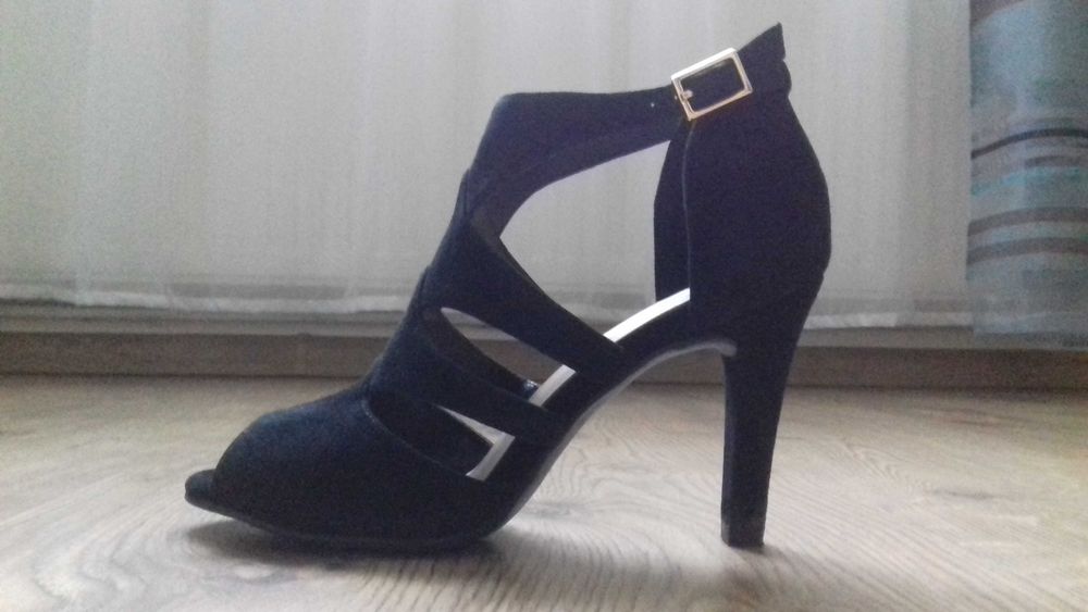 Czarne sandały 5th Avenue