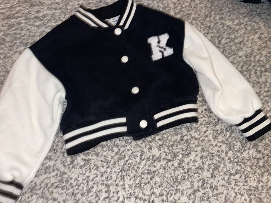 черно-белая куртка-бомбер от Forever 21 с буквой