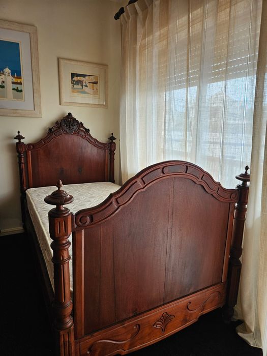 Duas Camas individuais madeira maciça trabalhadas