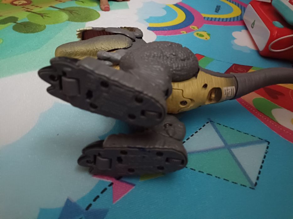 Dinozaur chodzący grający