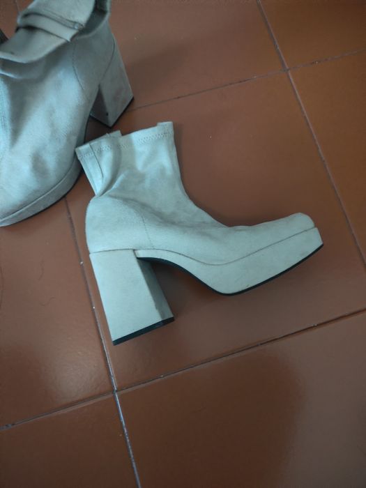 Botins de salto altos bege