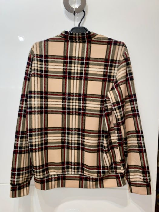 Stylowy sweter w kratę z dlugim rekawem