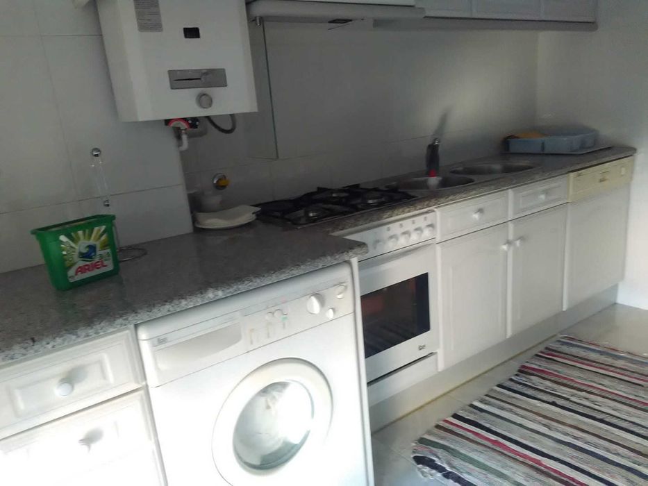Vendo Apartamento T2 mobilado na amorosa com garagem fechada, gás canalizado todo equipado e mobilado a escasso metros da praia.