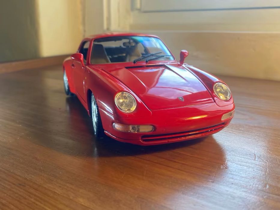 Carro miniatura do Porsche 911 Carrera vermelho - Bburago - Escala 1/18