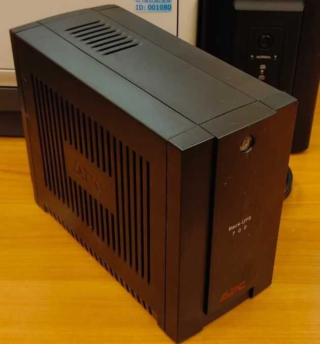 UPS APC model BX700U-GR 700VA 390W zasilacz awaryjny - uszkodzony