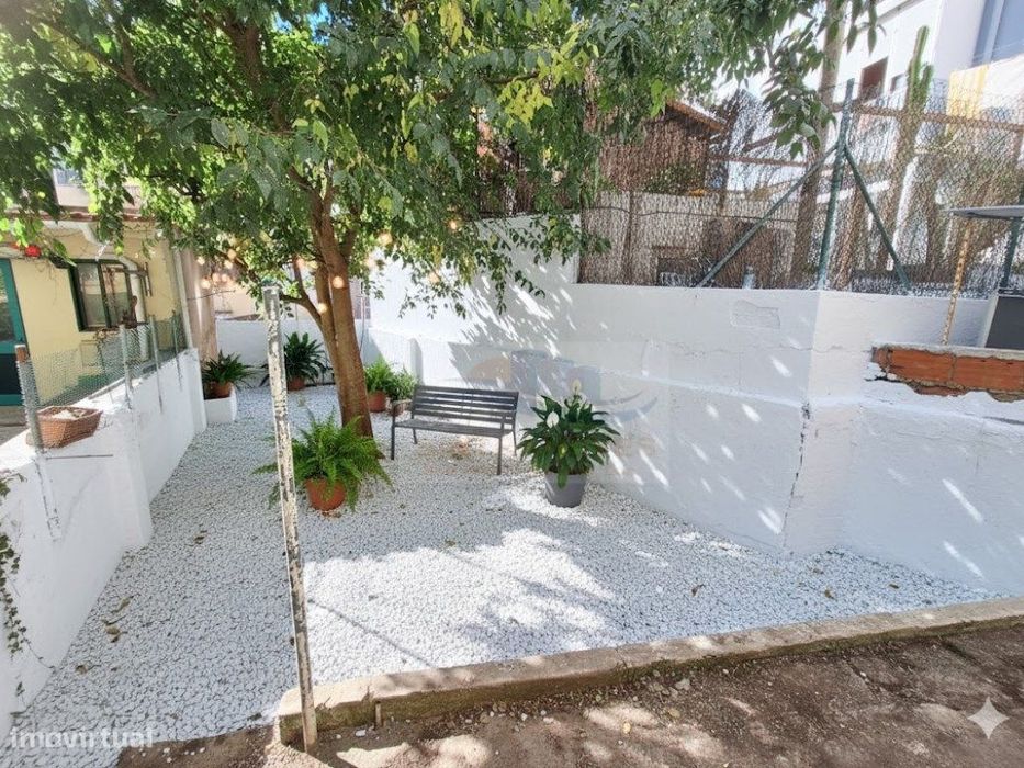 T2 com jardim, em remodelação total