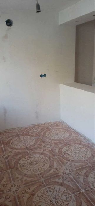 Продам новозбудований будинок з газовим опаленням в центрі міста.