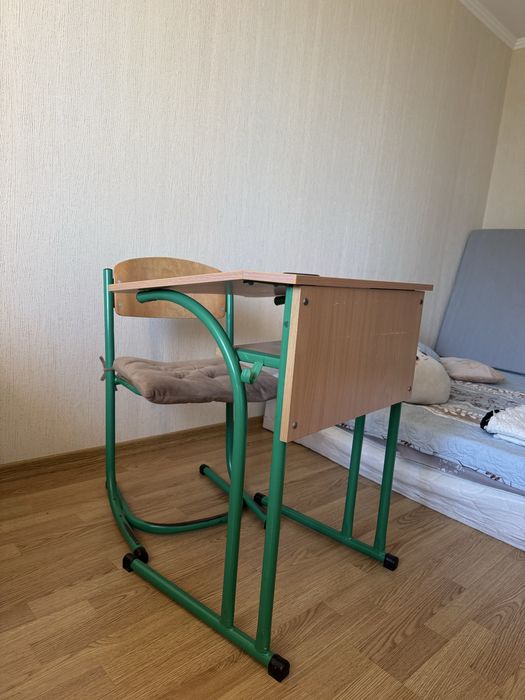 Шкільна парта стілець стіл
