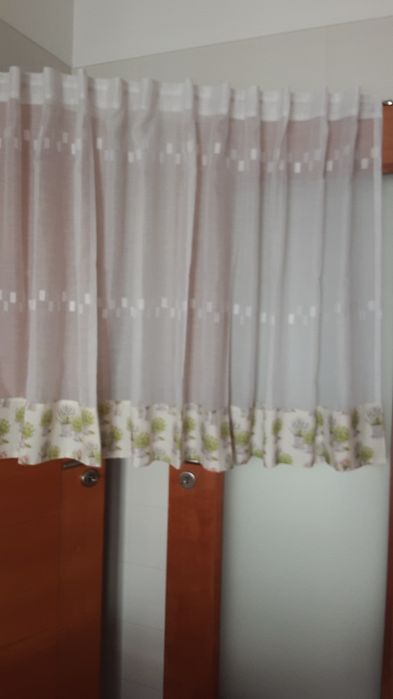 Cortina para janela de cozinha em branco